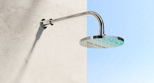 Moderner Duschkopf an Wandarmatur im Test – minimalistisches Design und gleichmäßiger Wasserstrahl