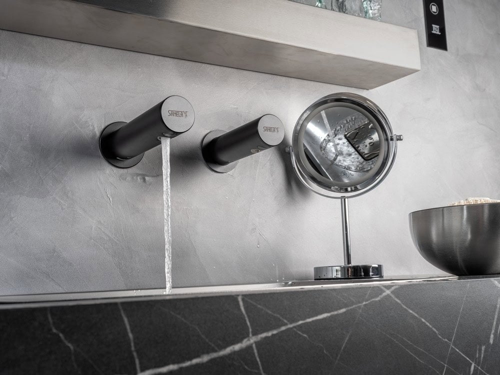 Moderne Edelstahl Armaturen an einem Waschplatz mit Spiegel – stilvolles Bad-Design in Grau