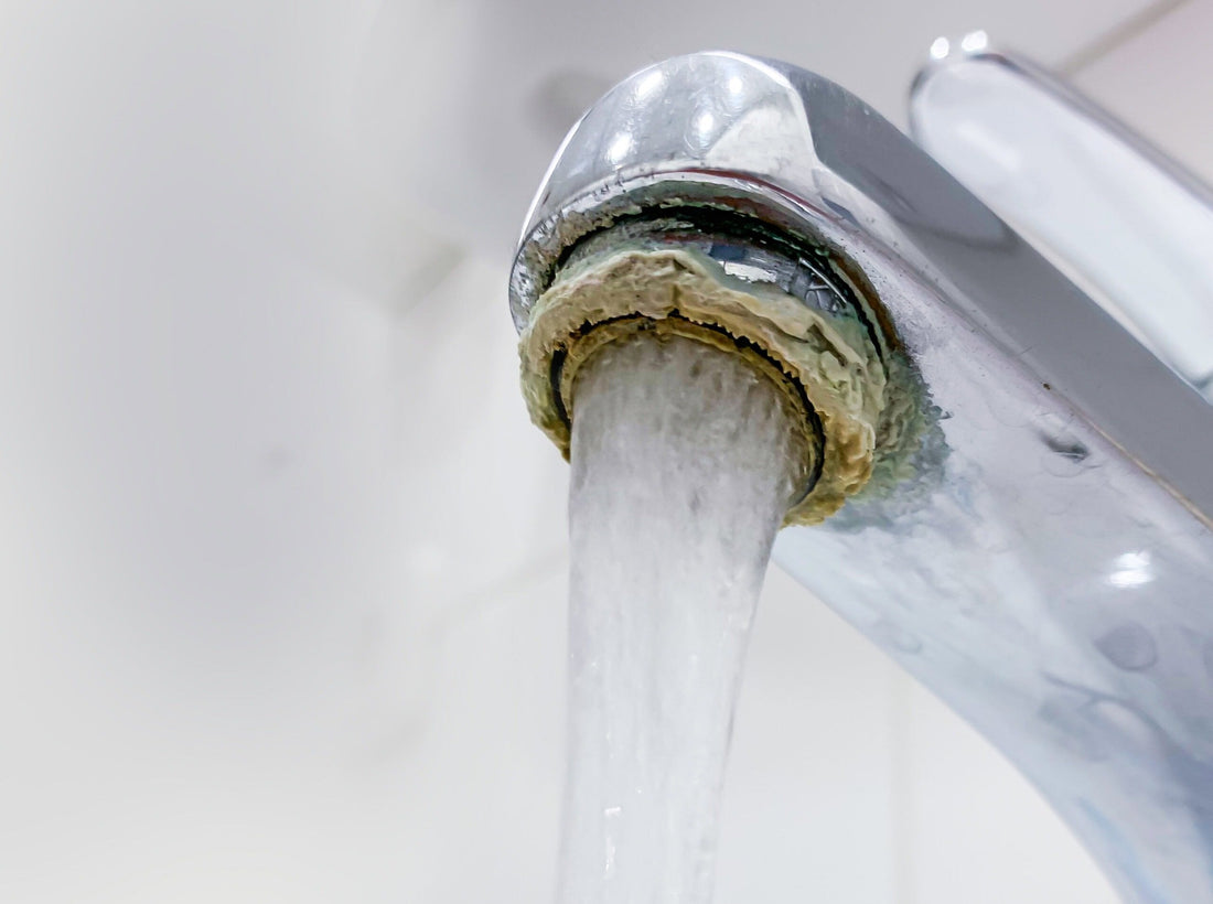 Starke Kalkablagerungen am Wasserhahn – effektives Entkalken ohne Abschrauben notwendig