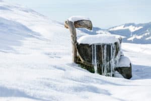 Frost-proof outdoor showers