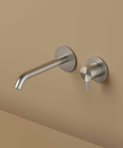 Wall-mounted spout fitting with flush-mounted box