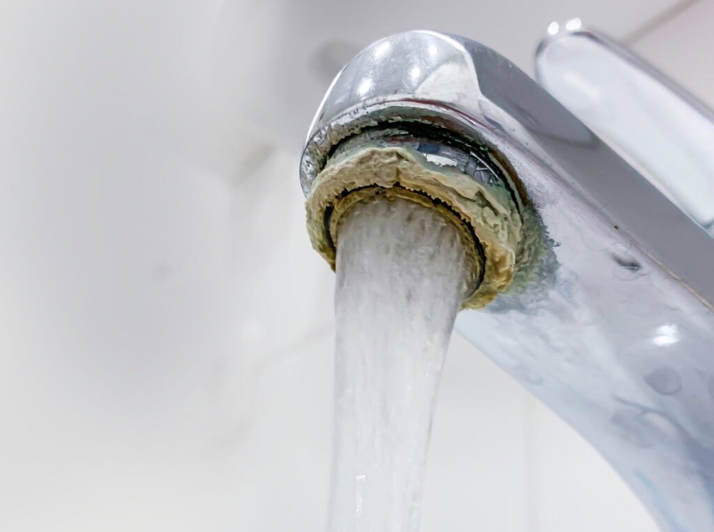 Starke Kalkablagerungen am Wasserhahn – effektives Entkalken ohne Abschrauben notwendig