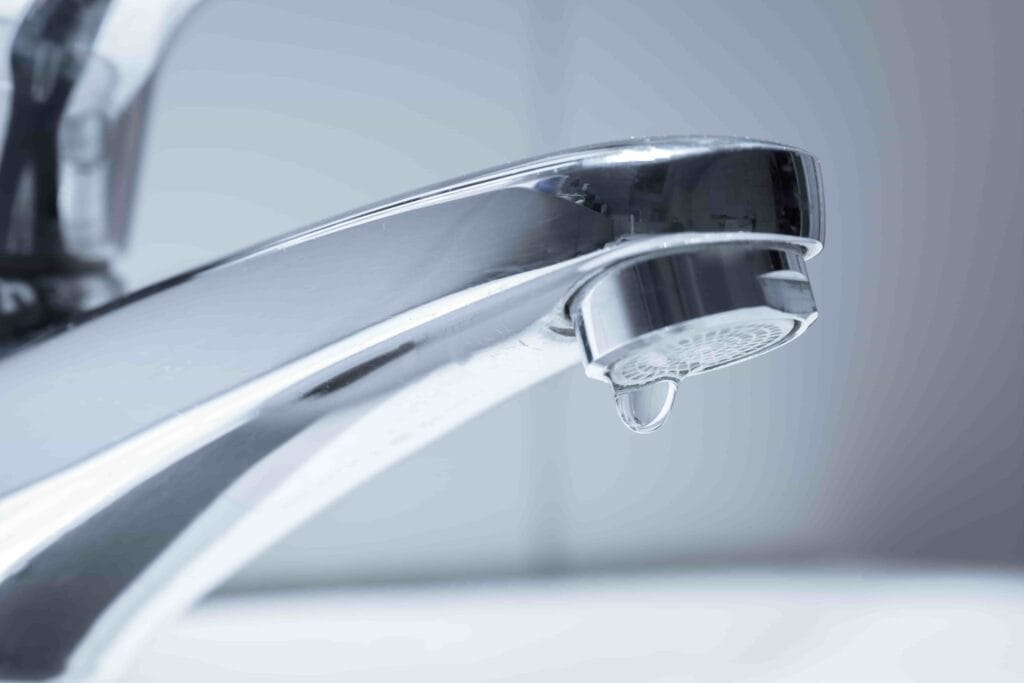 Nahaufnahme eines tropfenden Wasserhahns – was tun bei undichter Armatur?